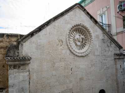 Il piccolo tempio, posto su strada San Marco, � stato ricostruito a seguito della distruzione di Guglielmo il Malo avvenuta nel 1156 e quindi ha perso i suoi tratti originari. Conserva per� ancora, al centro del suo piccolo rosone a raggiera...